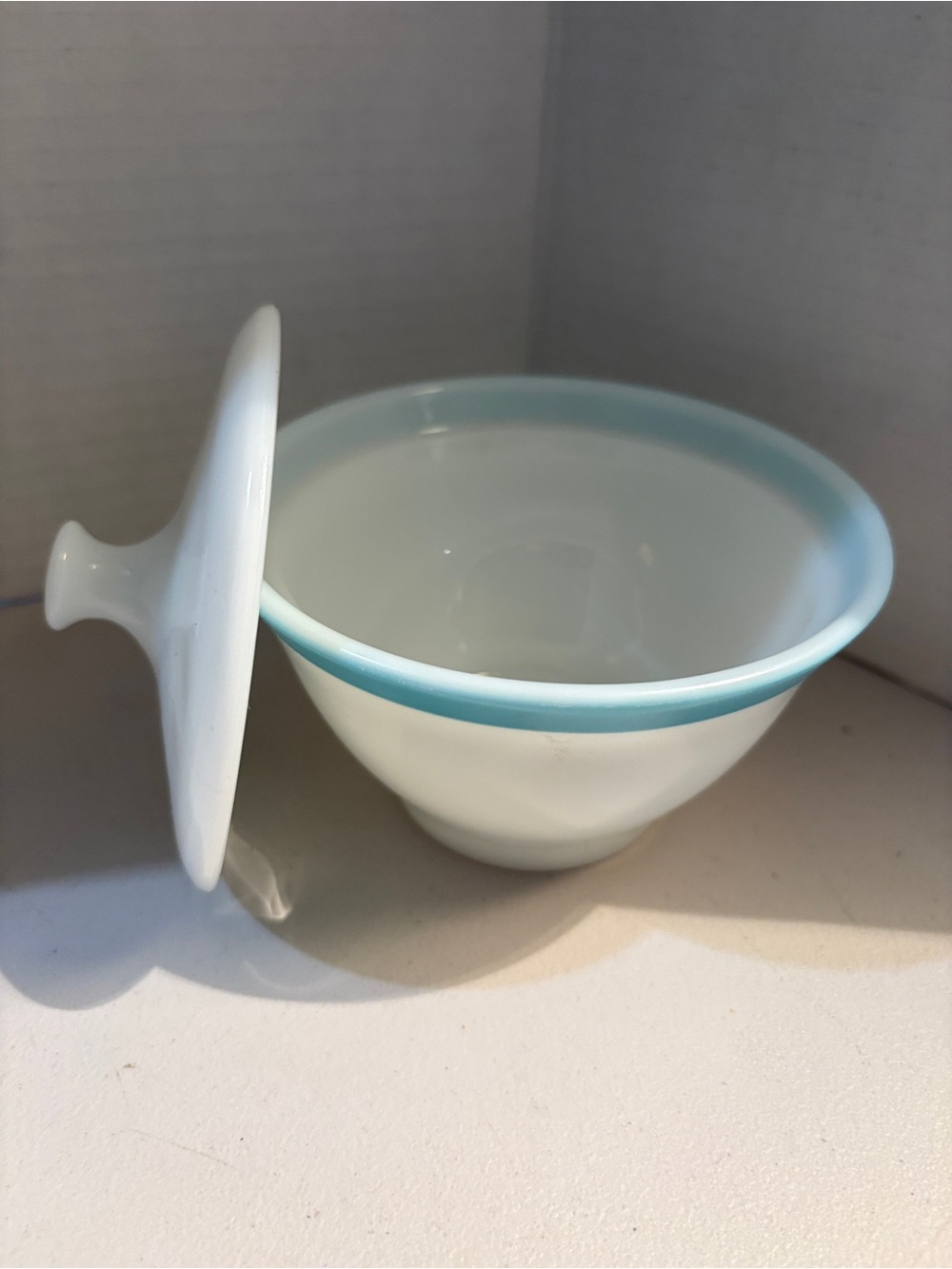 1950s Pyrex sugar bowl milk glass with turquoise trim - Picture 3 of 8